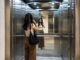 लिफ्ट का शीशा सिर्फ चेहरा देखने के लिए नहीं, इसके पीछे है बड़ा कारण Elevator Mirror
