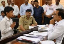 DM के सामने बेखौफ बोला 8वीं का छात्र, महंगाई और घर की तंगी को लेकर पूछे बड़े सवाल "Lakhimpur Samadhan Diwas 2026,