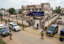 बिहार में बम की धमकी से दहशत, मनेर पासपोर्ट सेवा केंद्र खाली कराया गया Passport Seva Kendra in Maner, Patna, receives a bomb threat; panic grips the area
