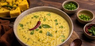 सावन में बनाएं गुजरात का फेमस खाटो लोट, मिनटों में तैयार होगी ये चटपटी डिश Khato Lot