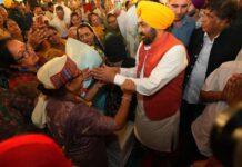 बुजुर्गों के लिए धार्मिक यात्रा हुई आसान, होशियारपुर में केजरीवाल और मान ने हरी झंडी दिखाकर बसों को किया रवाना CM Bhagwant Singh Mann