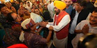 बुजुर्गों के लिए धार्मिक यात्रा हुई आसान, होशियारपुर में केजरीवाल और मान ने हरी झंडी दिखाकर बसों को किया रवाना CM Bhagwant Singh Mann