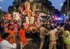 मुंबई: गणपति जुलूस पर फेंके गए अंडे, वीडियो हुआ वायरल Eggs thrown at Ganpati procession in Mumbai's Mazgaon