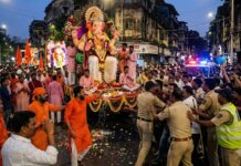 मुंबई: गणपति जुलूस पर फेंके गए अंडे, वीडियो हुआ वायरल Eggs thrown at Ganpati procession in Mumbai's Mazgaon