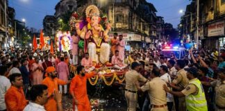 मुंबई: गणपति जुलूस पर फेंके गए अंडे, वीडियो हुआ वायरल Eggs thrown at Ganpati procession in Mumbai's Mazgaon