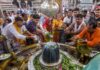 हर-हर महादेव के जयकारों से गूंजे शिवधाम, पहले सावन सोमवार पर उमड़ी भक्तों की भीड़ Sawan First Somwar Massive Rush at Kashi Vishwanath