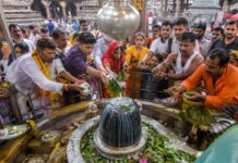 हर-हर महादेव के जयकारों से गूंजे शिवधाम, पहले सावन सोमवार पर उमड़ी भक्तों की भीड़ Sawan First Somwar Massive Rush at Kashi Vishwanath