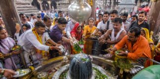 हर-हर महादेव के जयकारों से गूंजे शिवधाम, पहले सावन सोमवार पर उमड़ी भक्तों की भीड़ Sawan First Somwar Massive Rush at Kashi Vishwanath