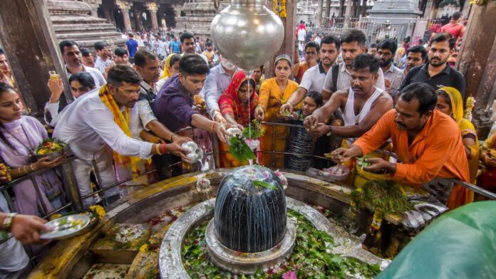 Sawan First Somwar Massive Rush at Kashi Vishwanath Sawan First Somwar Massive Rush at Kashi Vishwanath