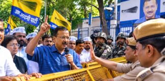 E20 विरोध मार्च पर दिल्ली पुलिस सख्त, PM आवास जाने से केजरीवाल को रोका Kejriwal denied permission to visit the PM's residence under Section 163