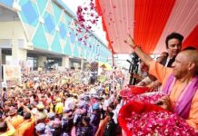 कांवड़ियों पर फूलों की बारिश, CM योगी ने बताया 4.5 करोड़ श्रद्धालुओं के आने का अनुमान UP CM Yogi Kanwariyas flower shower says 4 5 crore devotees on Maha Shivaratri