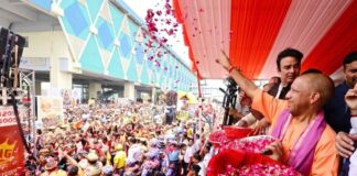 कांवड़ियों पर फूलों की बारिश, CM योगी ने बताया 4.5 करोड़ श्रद्धालुओं के आने का अनुमान UP CM Yogi Kanwariyas flower shower says 4 5 crore devotees on Maha Shivaratri