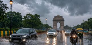 रेड अलर्ट के बीच दिल्ली-NCR में मूसलाधार बारिश, कल भी मौसम रहेगा खराब Tomorrow Weather Report Delhi NCR red alert heavy rain