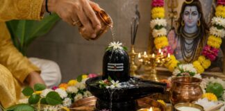 Sawan Shivratri 2026: भोलेनाथ को ऐसे चढ़ाएं जल, जानें पूजा की शुरुआत से आरती तक पूरी विधि Sawan Shivratri 2026