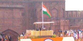 तिरंगा फहराते ही गूंजा ‘वंदे मातरम्’, लाल किले पर ऐतिहासिक पल Independence Day 2026