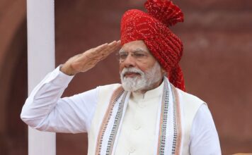 PM मोदी का देसी अंदाज हुआ वायरल, बंधेज पगड़ी में दिखे बेहद खास Independence Day 2026