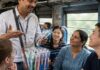 ट्रेन में टूथब्रश बेचने वाला निकला लैंग्वेज मास्टर, 18-19 भाषाओं में फर्राटेदार बातचीत ने जीता दिल train vendor Viral Video