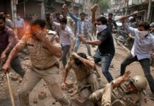 दिल्ली में तीन पुलिसकर्मियों पर मिर्च पाउडर और ईंट-डंडों से किया हमला, वीडियो हुआ वायरल Attack on Delhi Police