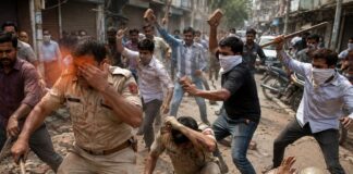 दिल्ली में तीन पुलिसकर्मियों पर मिर्च पाउडर और ईंट-डंडों से किया हमला, वीडियो हुआ वायरल Attack on Delhi Police