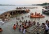 भागलपुर में गंगा के बीच बड़ा हादसा, मजदूरों से भरी नाव पलटी; 2 लापता, 19 ने तैरकर बचाई जान Bhagalpur ganga boat accident 19 workers rescued 2 missing SDRF rescue