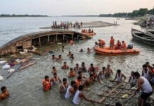 भागलपुर में गंगा के बीच बड़ा हादसा, मजदूरों से भरी नाव पलटी; 2 लापता, 19 ने तैरकर बचाई जान Bhagalpur ganga boat accident 19 workers rescued 2 missing SDRF rescue