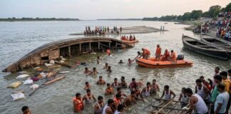 भागलपुर में गंगा के बीच बड़ा हादसा, मजदूरों से भरी नाव पलटी; 2 लापता, 19 ने तैरकर बचाई जान Bhagalpur ganga boat accident 19 workers rescued 2 missing SDRF rescue