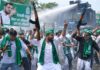 तेजस्वी के मार्च में डमी AK-47 लेकर पहुंचे RJD कार्यकर्ता, वाटर कैनन के बीच किया डांस rjd march ak47, tejashwi yadav rjd march