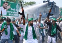 तेजस्वी के मार्च में डमी AK-47 लेकर पहुंचे RJD कार्यकर्ता, वाटर कैनन के बीच किया डांस rjd march ak47, tejashwi yadav rjd march