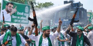 तेजस्वी के मार्च में डमी AK-47 लेकर पहुंचे RJD कार्यकर्ता, वाटर कैनन के बीच किया डांस rjd march ak47, tejashwi yadav rjd march