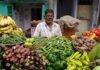 मूसलाधार बारिश से लखनऊ की फल-सब्जी सप्लाई चेन चरमराई, बाहरी राज्यों की आपदा बनी वजह Vegetable Market