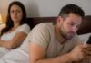 रिश्ते में भरोसे और प्राइवेसी को लेकर जानें जरूरी बात? check husbands phone trust in relationship