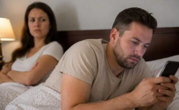 रिश्ते में भरोसे और प्राइवेसी को लेकर जानें जरूरी बात? check husbands phone trust in relationship