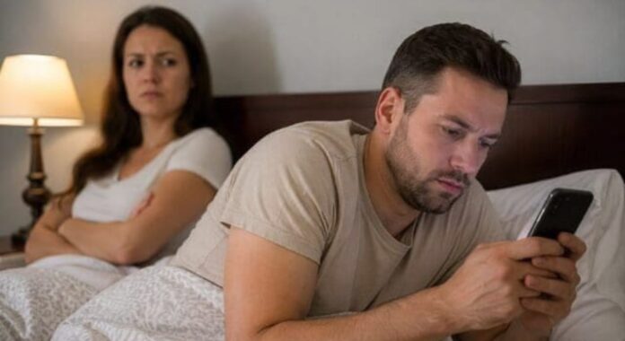 रिश्ते में भरोसे और प्राइवेसी को लेकर जानें जरूरी बात? check husbands phone trust in relationship