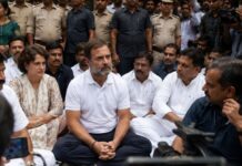 पुलिस स्टेशन के बाहर राहुल गांधी का धरना, BJP ने लगाया ‘अराजकता की राजनीति’ का आरोप, जानें क्यों गरमाई सियासत Ravi Shankar Prasad Slams Rahul Gandhi