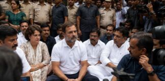 पुलिस स्टेशन के बाहर राहुल गांधी का धरना, BJP ने लगाया ‘अराजकता की राजनीति’ का आरोप, जानें क्यों गरमाई सियासत Ravi Shankar Prasad Slams Rahul Gandhi