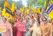अकाली दल कार्यालय में बुजुर्ग दलित महिला से मारपीट के विरोध में AAP महिला विंग का समराला में जोरदार प्रदर्शन AAP Women Wing, Samrala Protest