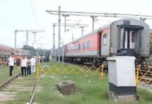 आरा रेलवे स्टेशन के पास महानंदा एक्सप्रेस के इंजन समेत 3 डिब्बे पटरी से उतरे Mahananda Express 3 Coaches Derail