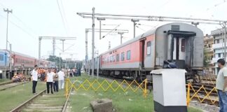 आरा रेलवे स्टेशन के पास महानंदा एक्सप्रेस के इंजन समेत 3 डिब्बे पटरी से उतरे Mahananda Express 3 Coaches Derail