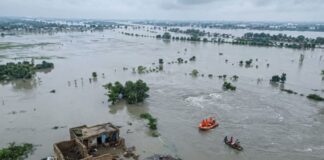 उत्तर प्रदेश में कुदरत का कहर, बाढ़ के पानी में डूबा यूपी, 8 मौतों से मचा हाहाकार, चित्रकूट में गिरे 565 मकान, गांवों में घुसा सैलाब UP Weather