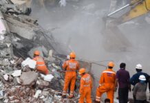 सत्य निकेतन हादसे के 17 घंटे बाद भी मलबे में जिंदगी की तलाश, 6 की मौत; बगल की बिल्डिंग भी खाली होगी Satya Niketan Building Collapse