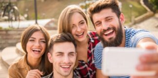 क्या Gen Z सच में फोन में घुसी रहती है? नए सर्वे ने बताया सच, जानें क्या है असली वजह Gen Z really glued to their phones? A new survey reveals the truth