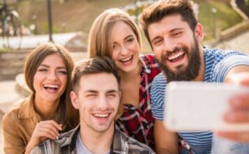 क्या Gen Z सच में फोन में घुसी रहती है? नए सर्वे ने बताया सच, जानें क्या है असली वजह Gen Z really glued to their phones? A new survey reveals the truth