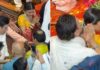 लालबाग में गोविंदा को भीड़ से बचाने के लिए कोमल रानी ने खींचा हाथ, पत्नी नहीं रूमर्ड गर्लफ्रेंड संग पहुंचे बप्पा के दरबार Govinda sunita ahuja, Govinda Komal Rani Lalbaugcha Raja