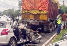 जमशेदपुर के दोमुहानी में खड़े ट्रक से टकराई तेज रफ्तार कार, झारखंड की कैबिनेट मंत्री की बेटी समेत 4 लोगों की दर्दनाक मौत Jamshedpur Car-Truck Crash
