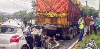 जमशेदपुर के दोमुहानी में खड़े ट्रक से टकराई तेज रफ्तार कार, झारखंड की कैबिनेट मंत्री की बेटी समेत 4 लोगों की दर्दनाक मौत Jamshedpur Car-Truck Crash