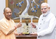 पीएम आवास से निकले सीएम योगी, पीएम मोदी के साथ 1 घंटे चला सियासी मंथन CM Yogi leaves PM residence one-hour political consultation with PM Modi