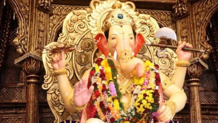 Untitled design (55) Ambani Family Lalbaugcha Raja Visit