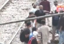 पटना में अभ्यर्थियों का फूटा गुस्सा, जेपी गोलंबर पर टूटी बेरिकेडिंग, पुलिस से धक्का-मुक्की Bihar police recruitment