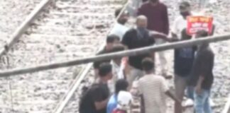 पटना में अभ्यर्थियों का फूटा गुस्सा, जेपी गोलंबर पर टूटी बेरिकेडिंग, पुलिस से धक्का-मुक्की Bihar police recruitment