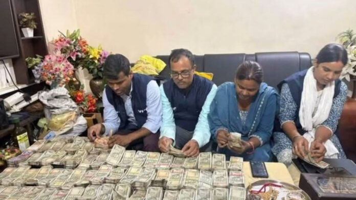 बिहार में अफसर दंपति के घर छापा, 1 करोड़ नकद और करोड़ों के गहने-घड़ियां बरामद